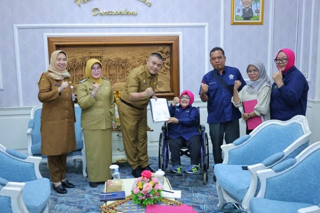 Sekretaris Daerah Kota Palembang, Aprizal Hasyim, saat menerima audiensi Himpunan Wanita Disabilitas Indonesia (HWDI) Provinsi Sumatera Selatan di ruang Setda Kota Palembang, Selasa (13/1/2026).