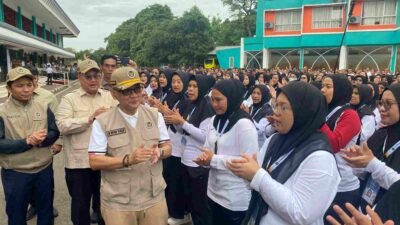 Menteri Haji dan Umrah Republik Indonesia, Mochamad Irfan Yusuf saat meninjau langsung kondisi peserta Diklat Petugas Haji 2026 di asrama haji Pondok Gede Jakarta Timur pada Rabu (13/1/2025).