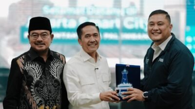 Kota Palembang Ratu Dewa bersama Wakil Wali Kota Prima Salam dan jajaran Pemerintah Kota Palembang melakukan kunjungan kerja ke Jakarta Smart City (JSC) yang berlokasi di Gedung Balai Kota Provinsi DKI Jakarta,Rabu (14/1/2026).