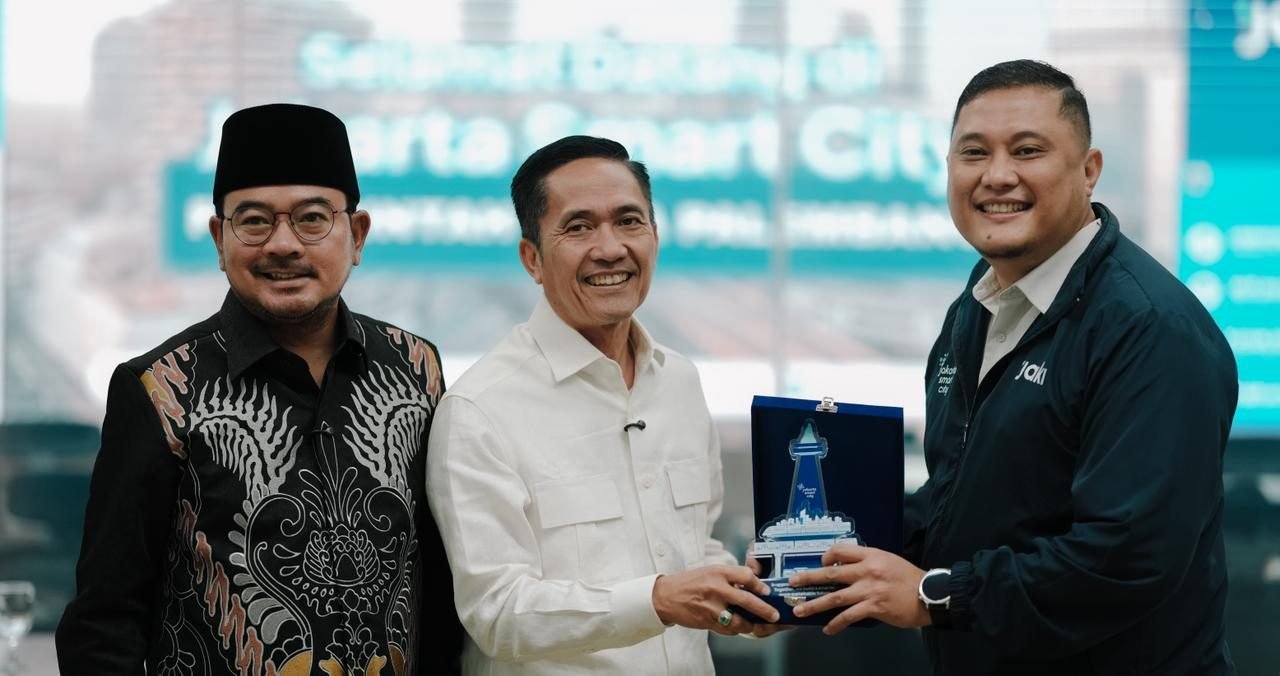 Kota Palembang Ratu Dewa bersama Wakil Wali Kota Prima Salam dan jajaran Pemerintah Kota Palembang melakukan kunjungan kerja ke Jakarta Smart City (JSC) yang berlokasi di Gedung Balai Kota Provinsi DKI Jakarta,Rabu (14/1/2026).