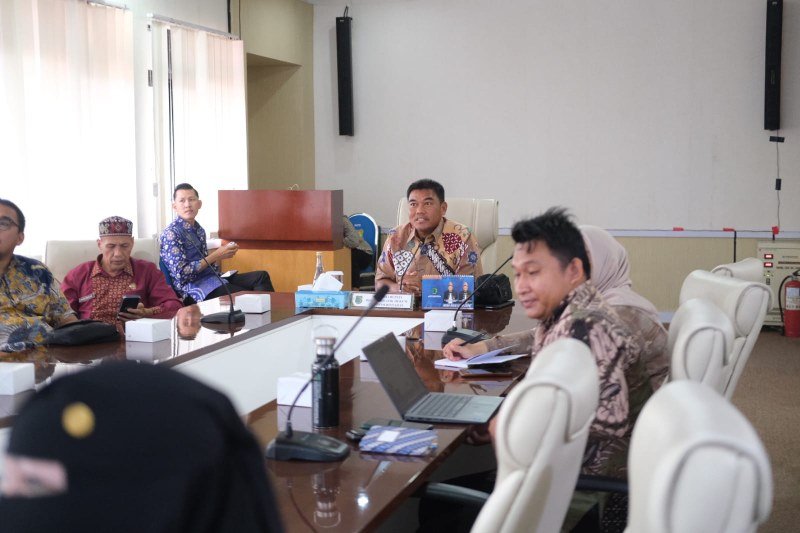 Rapat Koordinasi Perkembangan Penanganan Bencana Banjir di Kabupaten Aceh Tamiang, Provinsi Aceh, yang digelar secara virtual dari Ruang Rapat Randik, Sekretariat Daerah Kabupaten Muba, Kamis (15/1/2026).