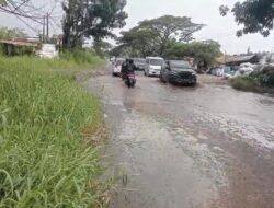 Kerusakan Jalan Gubernur Bastari Jakabaring Mengancam Keselamatan Pengendara