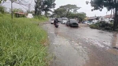 Kerusakan Jalan Gubernur Bastari Jakabaring Mengancam Keselamatan Pengendara