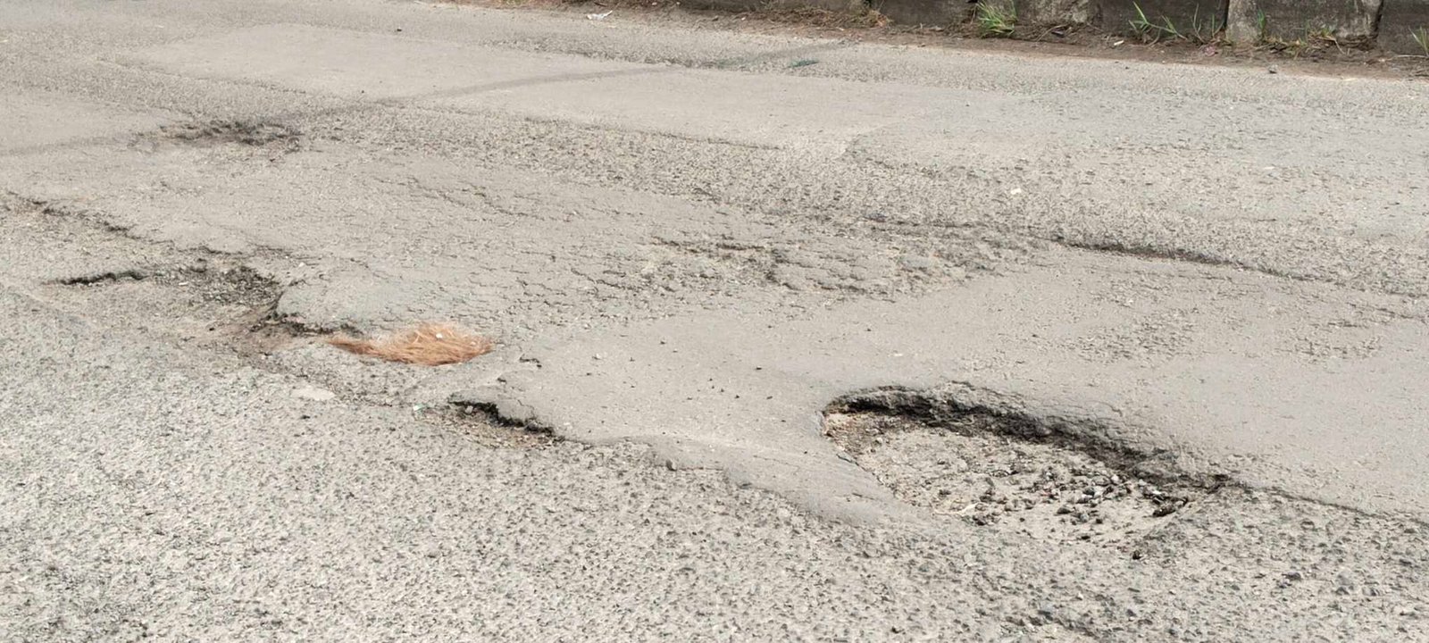 Lubang di Jalan Ki Marogan Kecamatan Kertapati kota Palembang