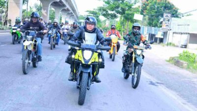 Gubernur Herman Deru meninjau langsung ke lokasi Jalan Desa Sri Menanti dengan mengendarai motor