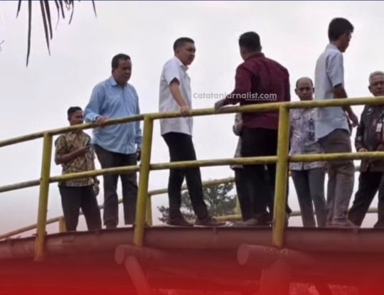 Bupati Panca Akbar Wijaya meninjau langsung Jembatan ambruk penghubung dua desa.