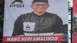 Banner Heri Amalindo memakai atribut Partai Solidaritas Indonesia (PSI)/handout