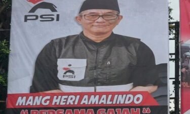 Banner Heri Amalindo memakai atribut Partai Solidaritas Indonesia (PSI)/handout