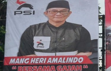 Banner Heri Amalindo memakai atribut Partai Solidaritas Indonesia (PSI)/handout