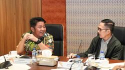 Gubernur Sumsel H. Herman Deru menerima audiensi Wali Kota Palembang Ratu Dewa beserta jajaran di Ruang Rapat Taman Kenten, Jumat (23/1/2026) malam.