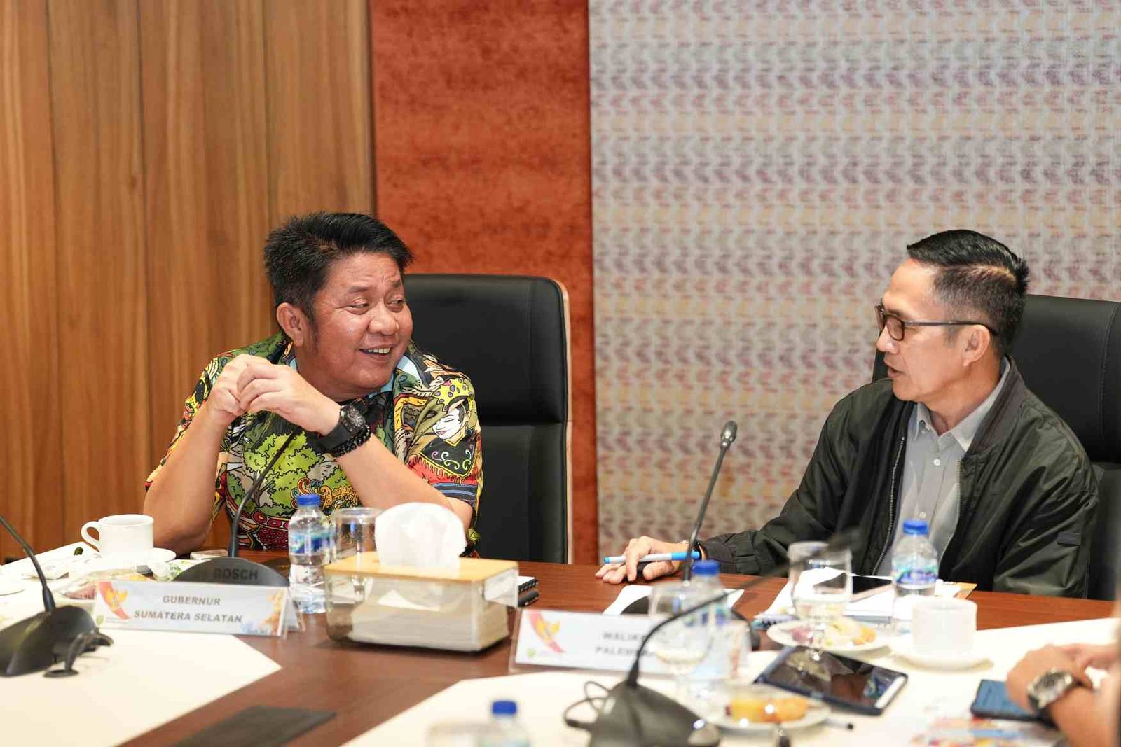 Gubernur Sumsel H. Herman Deru menerima audiensi Wali Kota Palembang Ratu Dewa beserta jajaran di Ruang Rapat Taman Kenten, Jumat (23/1/2026) malam.