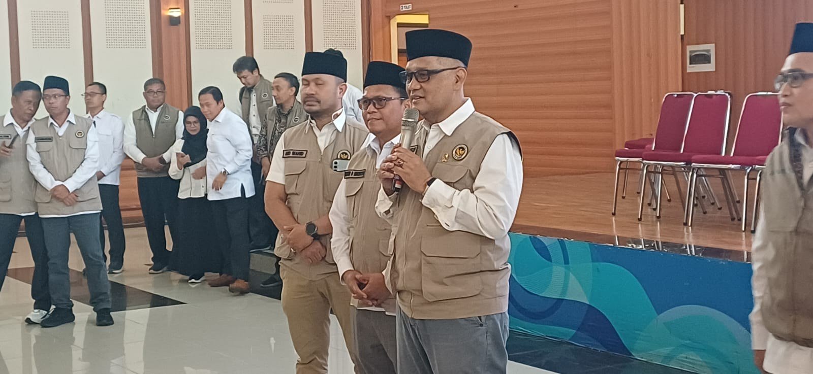 Menteri Haji saat meninjau langsung berbagai persiapan yang telah dilakukan oleh Petugas Penyelenggara Ibadah Haji (PPIH) di asrama haji pondok gede Senin (26/1/2025)