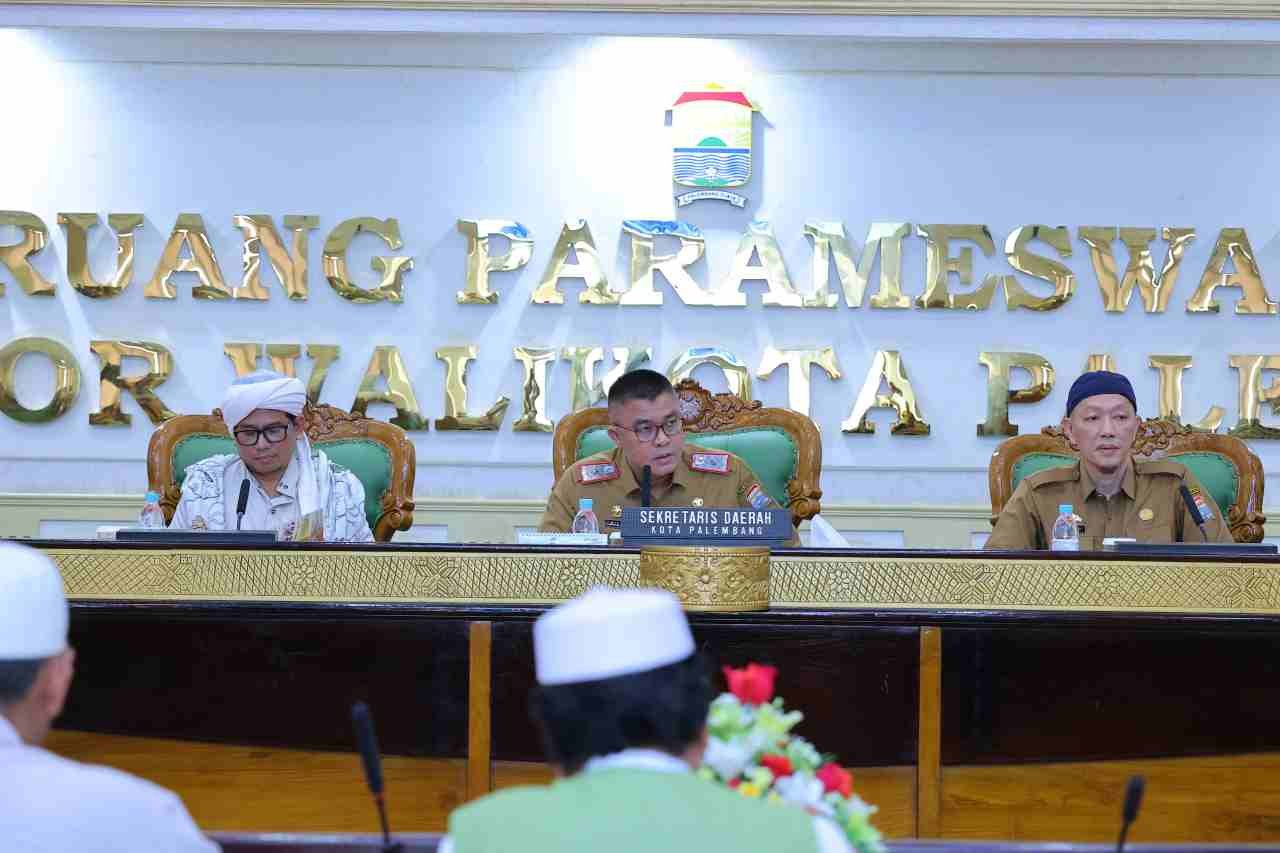 Sekretaris Daerah (Sekda) Kota Palembang, Aprizal Hasyim, memimpin rapat bersama panitia pelaksana Haul dan Ziarah Kubra Habib Abdurrahman
