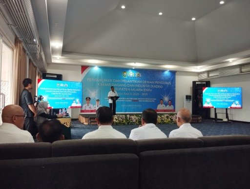 pengukuhan pengurus KADIN Kabupaten Muara Enim periode 2025–2030 yang digelar di Hotel Griya Sintesa Muara Enim, Selasa (27/1/2026).