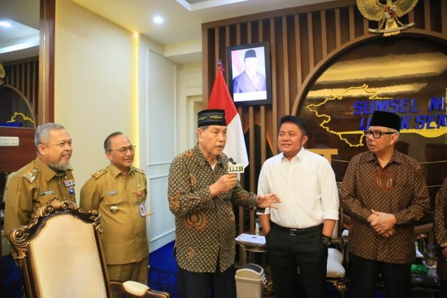 Gubernur Sumsel Herman Deru saat menerima audiensi Ketua Persatuan Lembaga Lanjut Usia Indonesia (PLLI) Provinsi Sumsel, H. Baijuri Asir, beserta jajaran pengurus di Ruang Tamu Gubernur Sumsel, Selasa (27/1/2026).