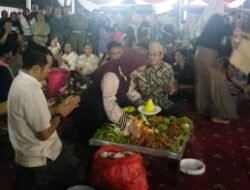 Alun-alun Penuh, Warga Antusias Ikuti Makan Bersama Wakil Bupati Sidoarjo Mimik Idayana