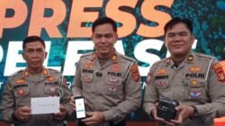 Satlantas Polrestabes Palembang melihatkan alat penilang digital.