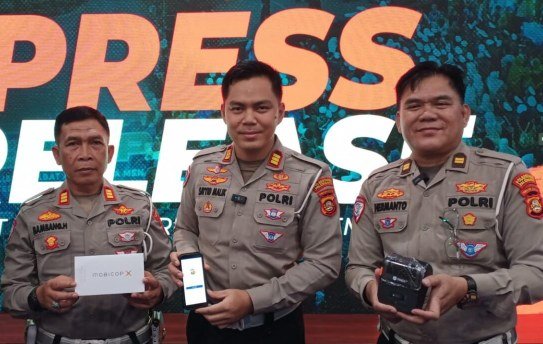Satlantas Polrestabes Palembang melihatkan alat penilang digital.