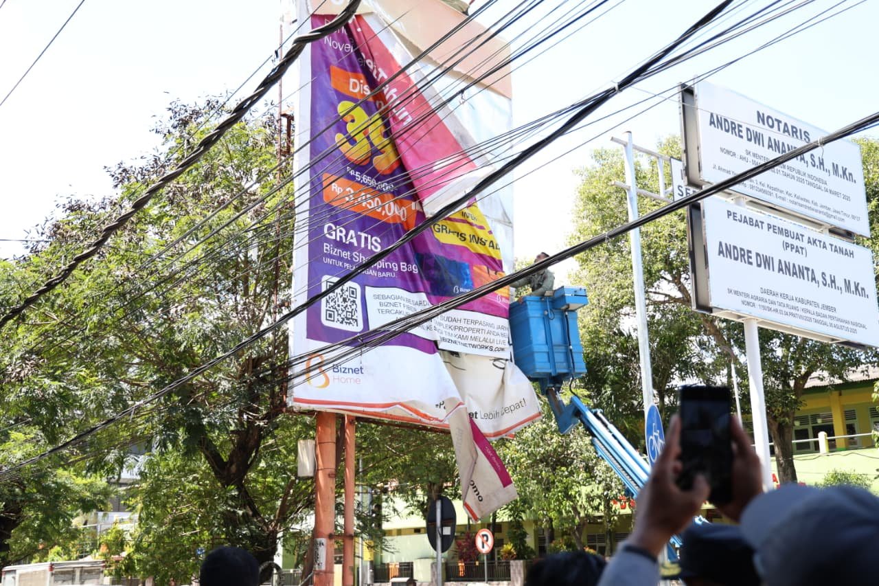 Satpol PP JEmber Tertibkan Reklame Ilegal