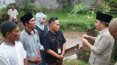 Bupati Jember, Gus Fawait, melakukan peninjauan langsung ke bantaran sungai yang berada di kawasan Perumahan Bernady Land dan Perumahan Bumi Este Muktisari, Jumat (5/2/2026).