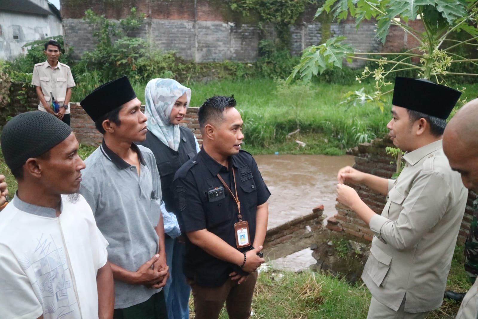 Bupati Jember, Gus Fawait, melakukan peninjauan langsung ke bantaran sungai yang berada di kawasan Perumahan Bernady Land dan Perumahan Bumi Este Muktisari, Jumat (5/2/2026).