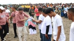 Laksanakan Arahan Presiden, Gus Fawait Pimpin Warga Jember Bersihkan Pantai