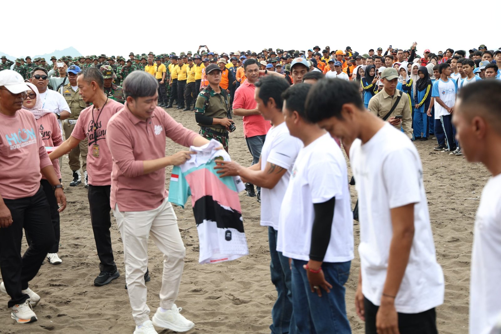 Fawait Pimpin Warga Jember Bersihkan Pantai