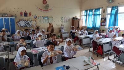 Pembagian Makan Bergizi Gratis (MBG) di SD Negeri 226 Palembang pada Ramadan 1447 Hijriah