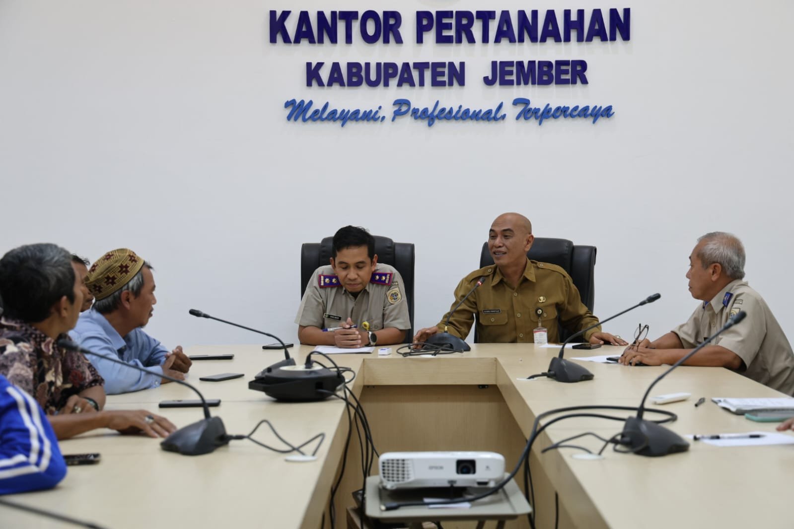 Pemerintah Kabupaten (Pemkab) Jember kembali memfasilitasi audiensi antara warga Perumahan Villa Indah Tegal Besar II dengan Kantor Pertanahan (BPN) Kabupaten Jember dan Satgas Infrastruktur dan Tata Ruang.