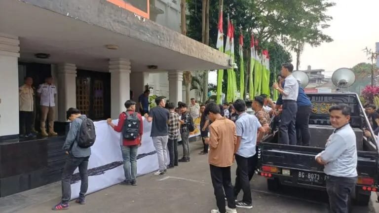Masa KAMPB Minta Walikota Evaluasi Kadisdik Palembang