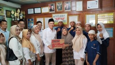 Ketua Fraksi Partai Gerindra DPRD Palembang, Budi Mulya saat menyerahkan sembako di Panti Asuhan Aisyiah