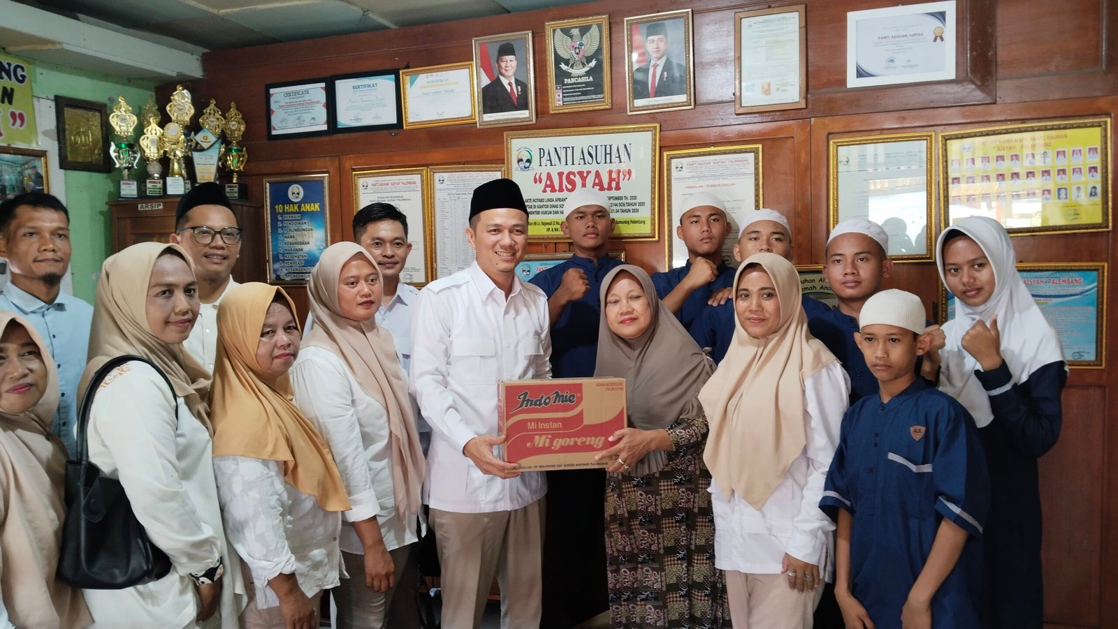 Ketua Fraksi Partai Gerindra DPRD Palembang, Budi Mulya saat menyerahkan sembako di Panti Asuhan Aisyiah