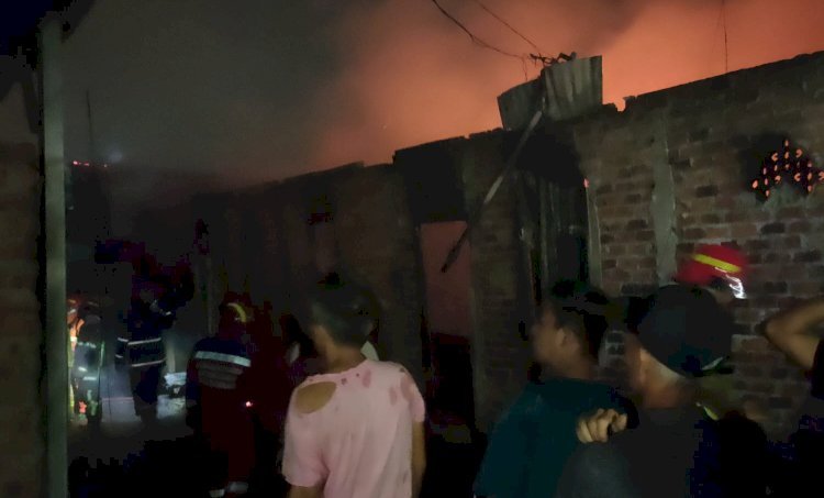 Kebakaran hebat melanda kawasan permukiman padat penduduk di Jalan Abi Kusno CS, Lorong Kemana, RT 47 RW 02, Kelurahan Kemang Agung, Kecamatan Kertapati