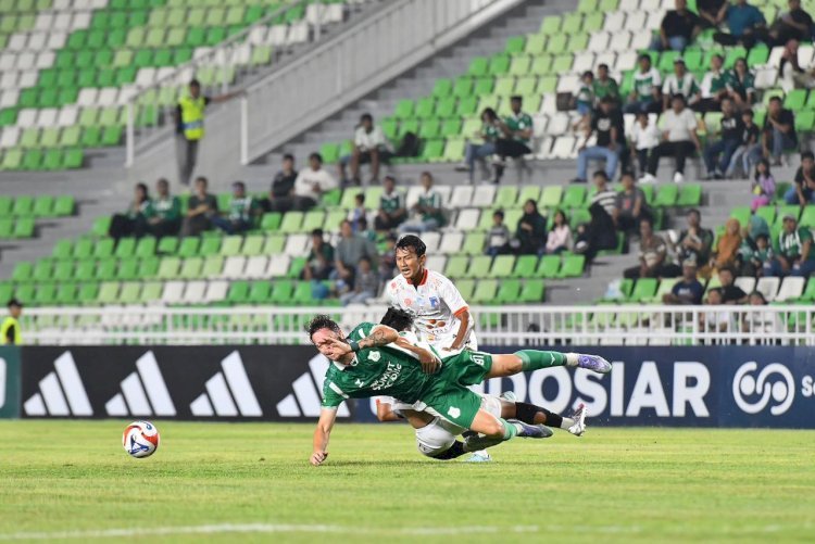 Pemain PSMS Medan menghalau pergerakan pemain Sumsel United