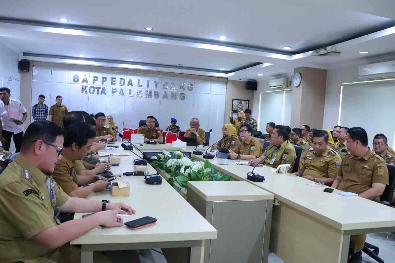 Sekretaris Daerah (Sekda) Kota Palembang, Aprizal Hasyim, memimpin rapat koordinasi (Rakor) bersama seluruh camat