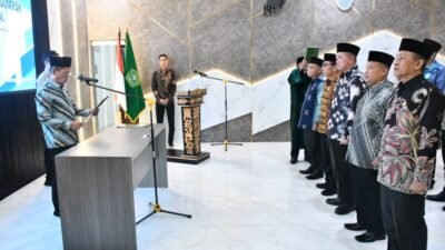 Kakanwil Kemenag Sumsel Syafitri Irwan melantik dan mengambil sumpah jabatan 14 Kepala Kantor Urusan Agama