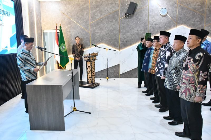 Kakanwil Kemenag Sumsel Syafitri Irwan melantik dan mengambil sumpah jabatan 14 Kepala Kantor Urusan Agama