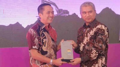 Wali Kota Palembang, Drs. Ratu Dewa, M.Si, memberikan apresiasi Engineering a Legacy sekaligus Penyerahan Sertifikat Asesmen Bangunan Gedung Hijau (BGH) untuk Gedung Fakultas Teknik Universitas Sriwijaya