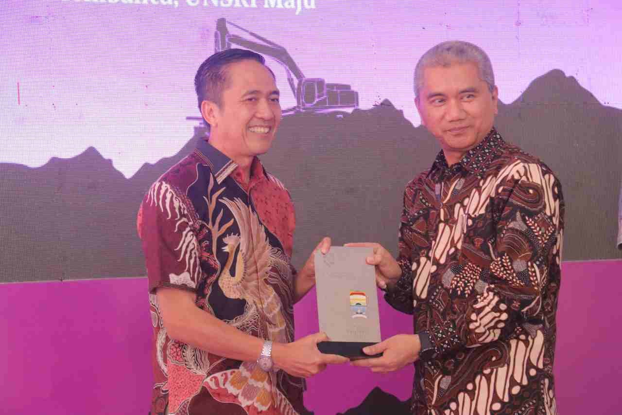 Wali Kota Palembang, Drs. Ratu Dewa, M.Si, memberikan apresiasi Engineering a Legacy sekaligus Penyerahan Sertifikat Asesmen Bangunan Gedung Hijau (BGH) untuk Gedung Fakultas Teknik Universitas Sriwijaya