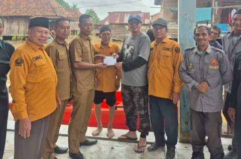 Ketua DPRD PALI saat memberikan bantuan kepada korban bencana banjir di Desa Curup Kecamatan Tanah Abang, Senin (9/2/2026).