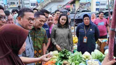 Wali Kota Palembang Ratu Dewa mendampingi Menteri Perdagangan RI Budi Santoso memantau harga dan ketersediaan bahan pokok di Pasar KM 5 Palembang