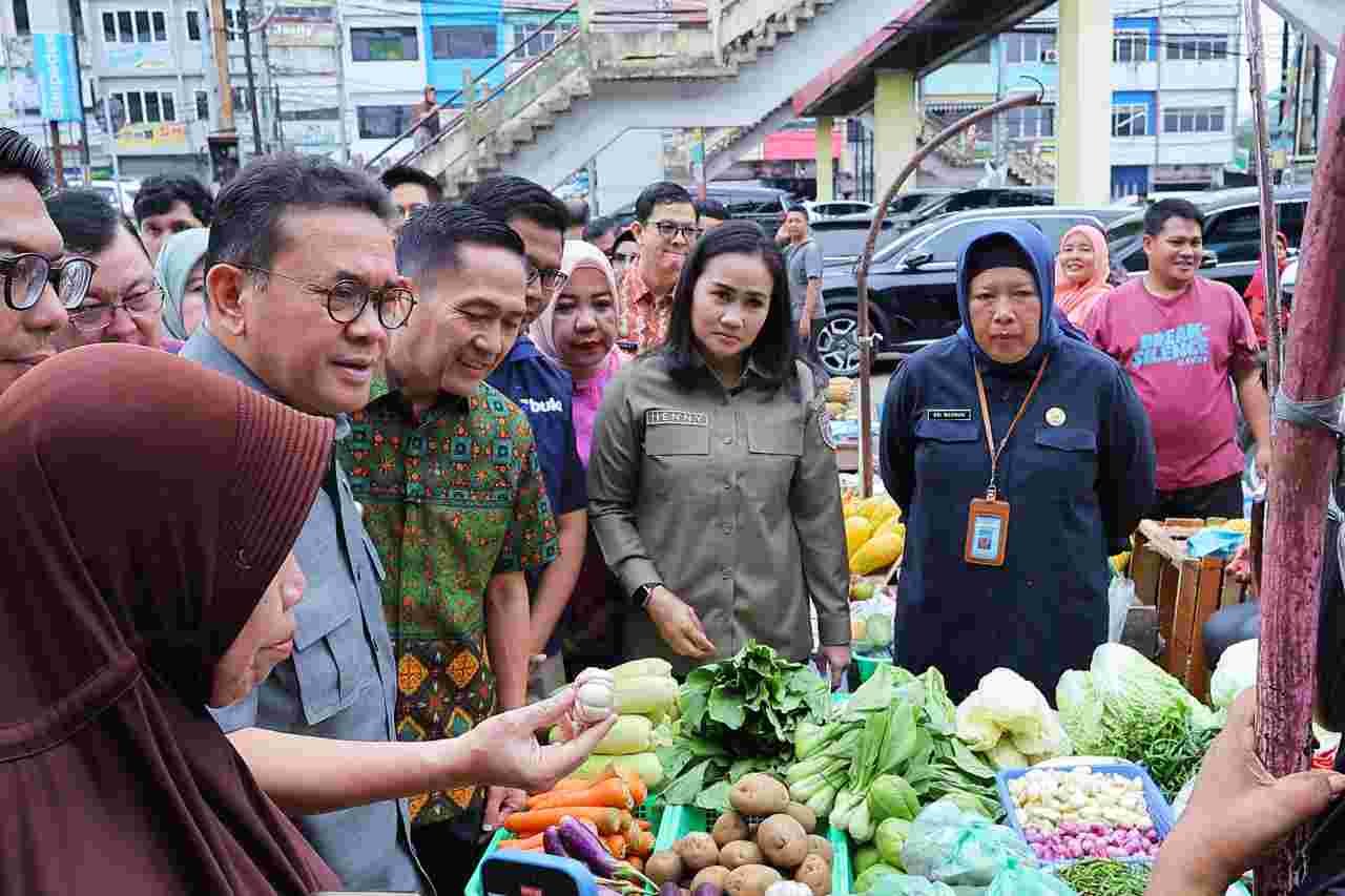 Wali Kota Palembang Ratu Dewa mendampingi Menteri Perdagangan RI Budi Santoso memantau harga dan ketersediaan bahan pokok di Pasar KM 5 Palembang
