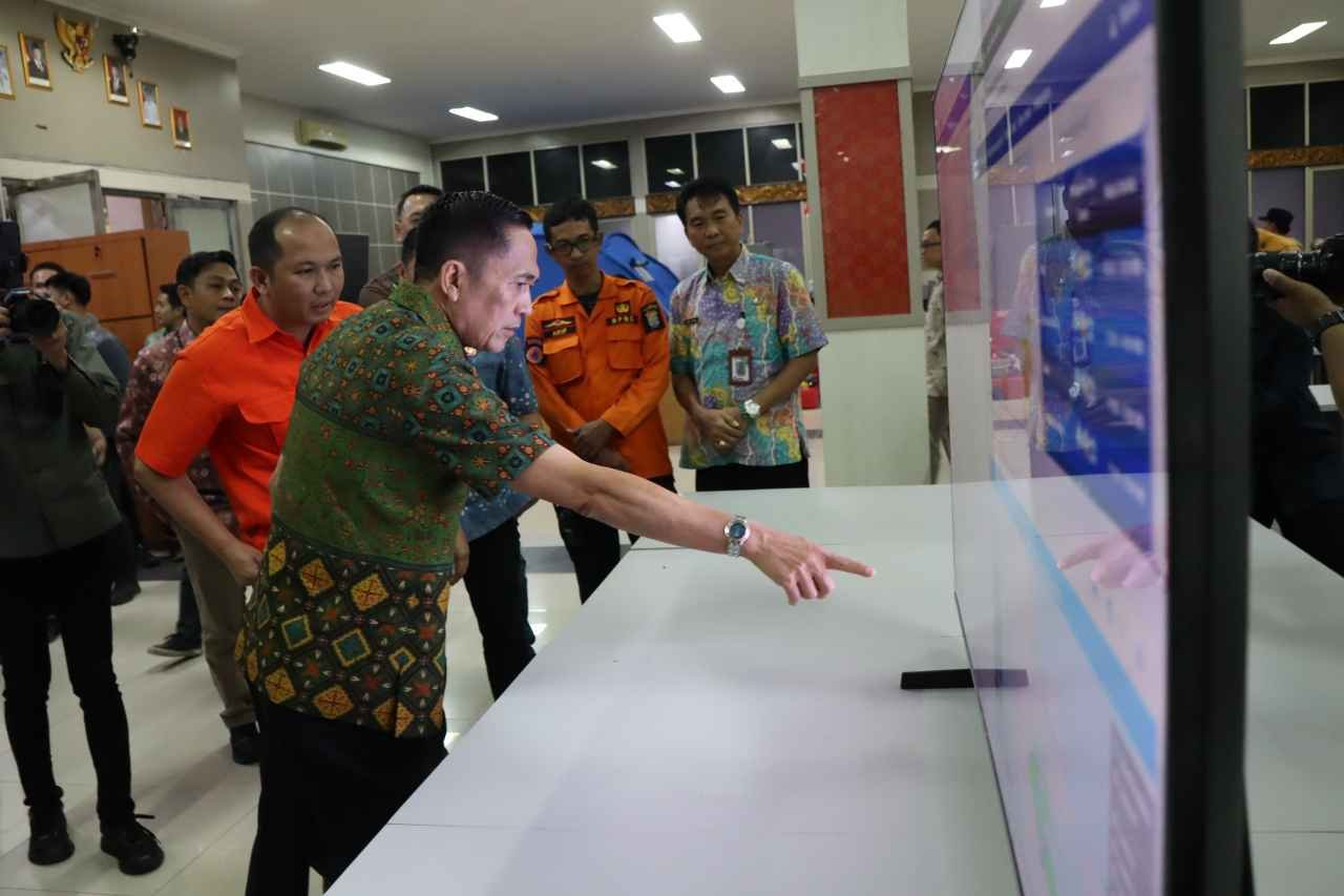 Wali Kota Palembang Ratu Dewa melakukan inspeksi mendadak (sidak) ke Mal Pelayanan Publik (MPP) Kota Palembang di kawasan Jakabaring