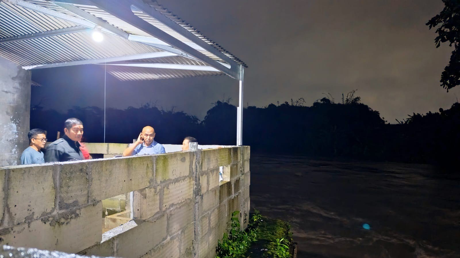 Satuan Tugas (Satgas) Infrastruktur dan Tata Ruang Pemerintah Kabupaten Jember menyidak Perumahan Villa Indah Tegal Besar pada Jumat malam (12/2/2026)