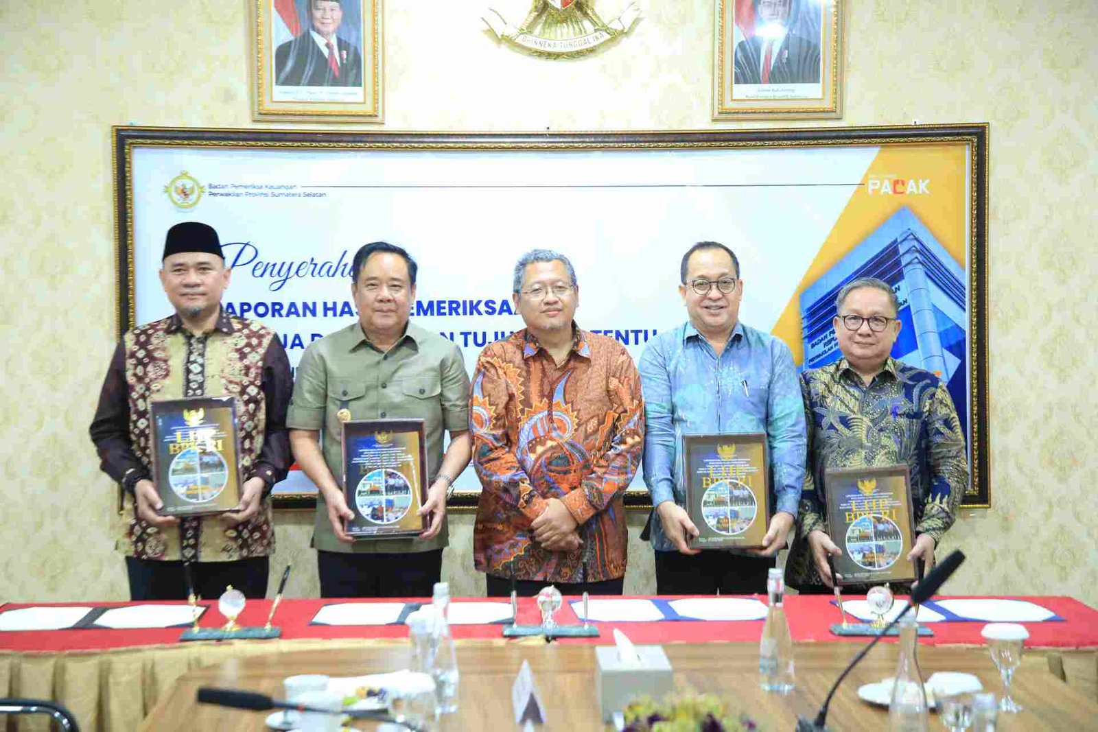 Wakil Gubernur Sumatera Selatan (Sumsel) H. Cik Ujang menerima Laporan Hasil Pemeriksaan (LHP) dari Kepala Badan Pemeriksa Keuangan