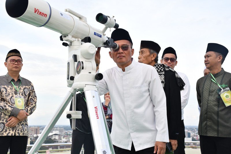 pemantauan hilal (Rukyatul Hilal) penentuan awal Ramadan 1447 Hijriyah dari ketinggian Helipad Hotel Aryaduta Palembang, Selasa sore (17/02/2026). 