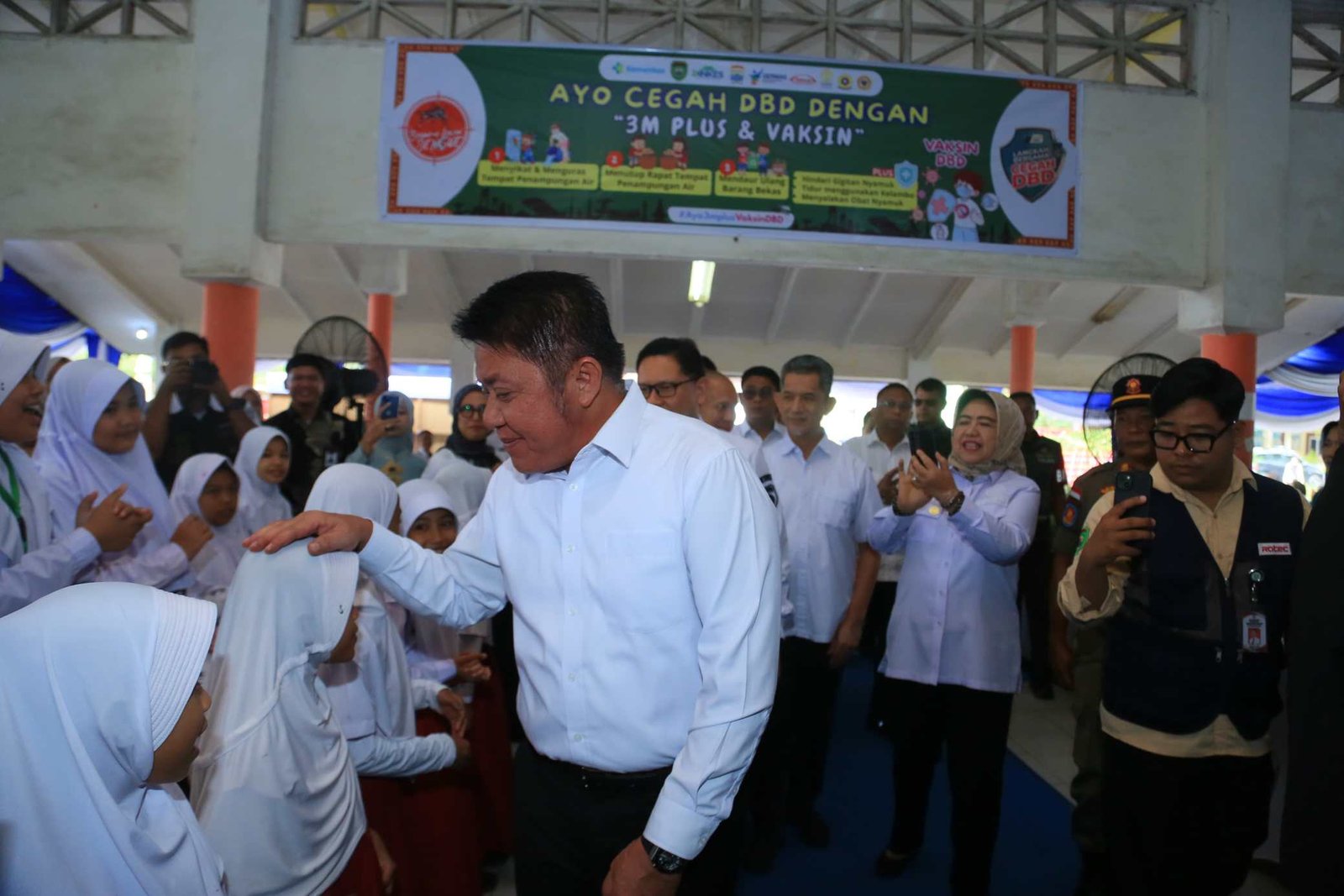 Gubernur Sumatera Selatan (Sumsel) Herman Deru meresmikan (kick off) Pemantauan Aktif Pencegahan Dengue pada anak sekolah