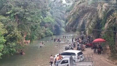 mandi meugang atau mandi yang dilakukan bersama di sungai yang mengalir