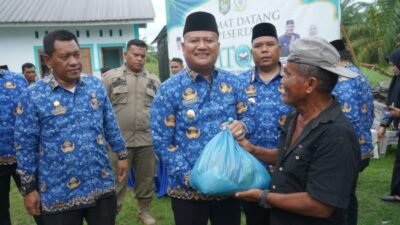 Wakil Bupati Asahan, Rianto menyalurkan bantuan logistik pemenuhan kebutuhan dasar bagi warga terdampak banjir di Desa Sei Dua Hulu,