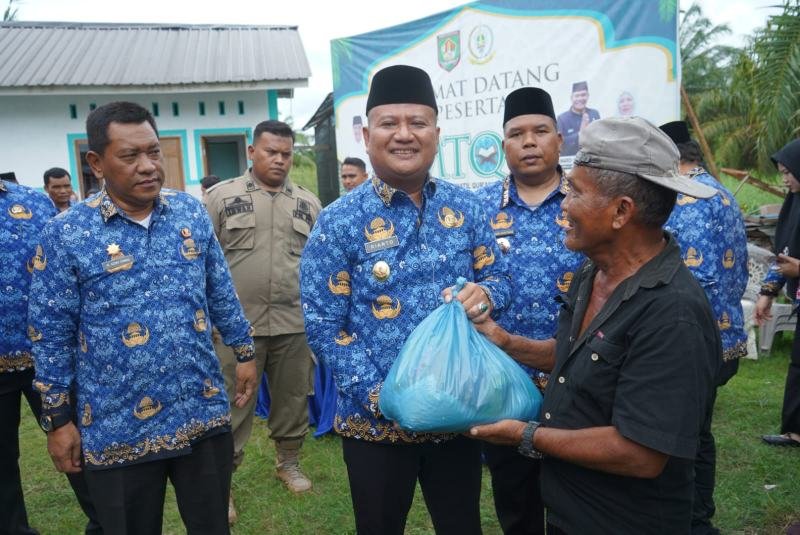 Wakil Bupati Asahan, Rianto menyalurkan bantuan logistik pemenuhan kebutuhan dasar bagi warga terdampak banjir di Desa Sei Dua Hulu,